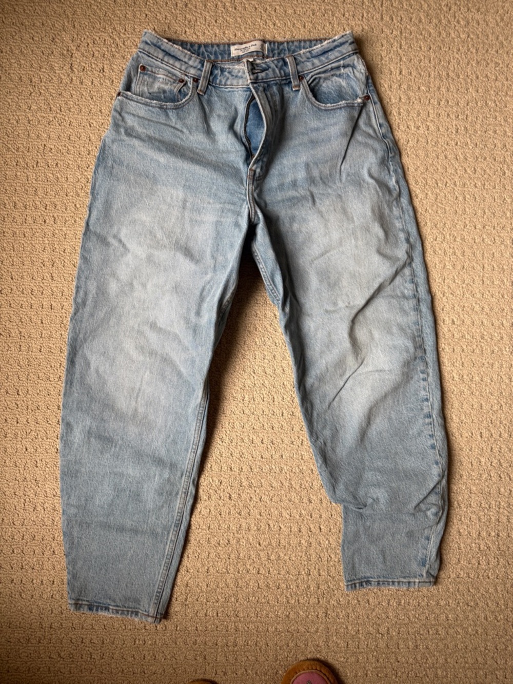 Abercrombie & Fitch Light Wash Curve Love “The 80s Mom High Rise”